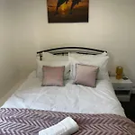Stylish Town House - Modern Double Room - 5