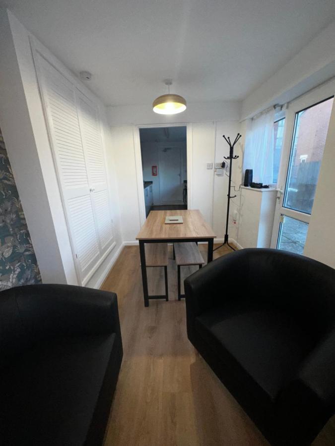 Stylish Town House - Modern Double - 5 Coventry